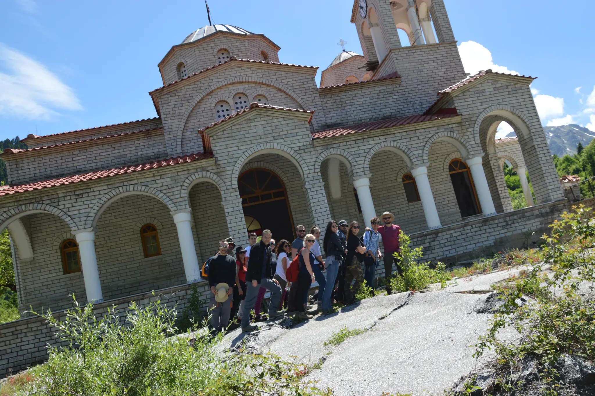 Ο γερμένος Ιερός Ναός Κοιμήσεως της Θεοτόκου στο Ροπωτό μετά την κατολίσθηση